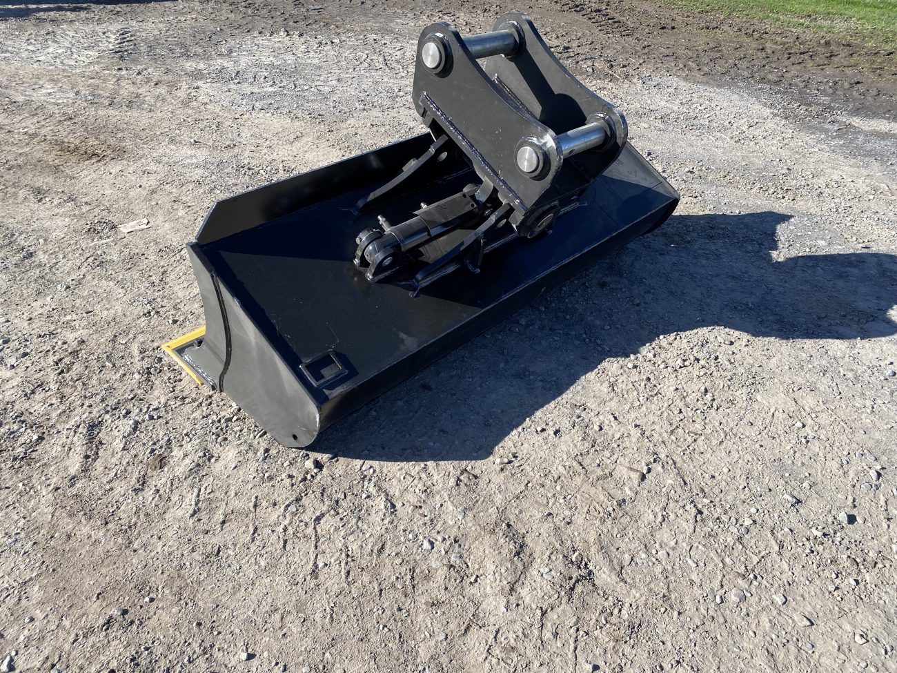 72" Low Profile Hydraulic Tilt for 120CL Excavator - Image 4